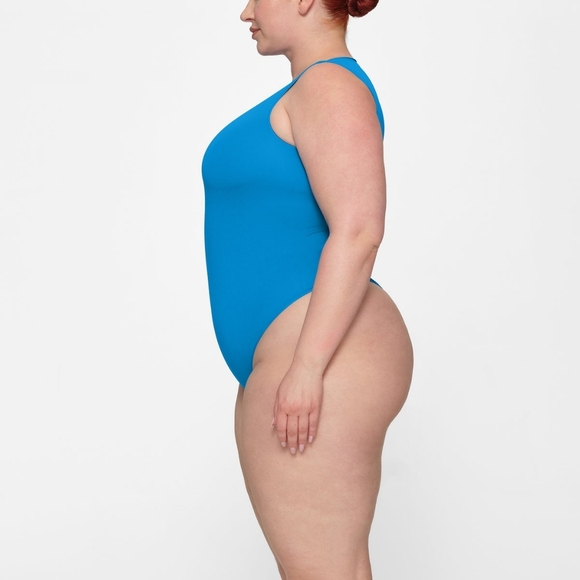 NWT SKIMS ESSENTIAL CREWNECK BODYSUIT IN SOLD OUT COLOR MYKONOS SIZE XXS/XS - Picture 2 of 6